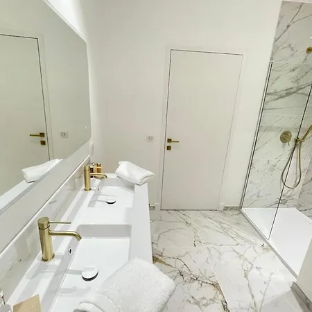 Luxurious 4 Bedrooms 1min Beaches & 3min Palais Appartamento